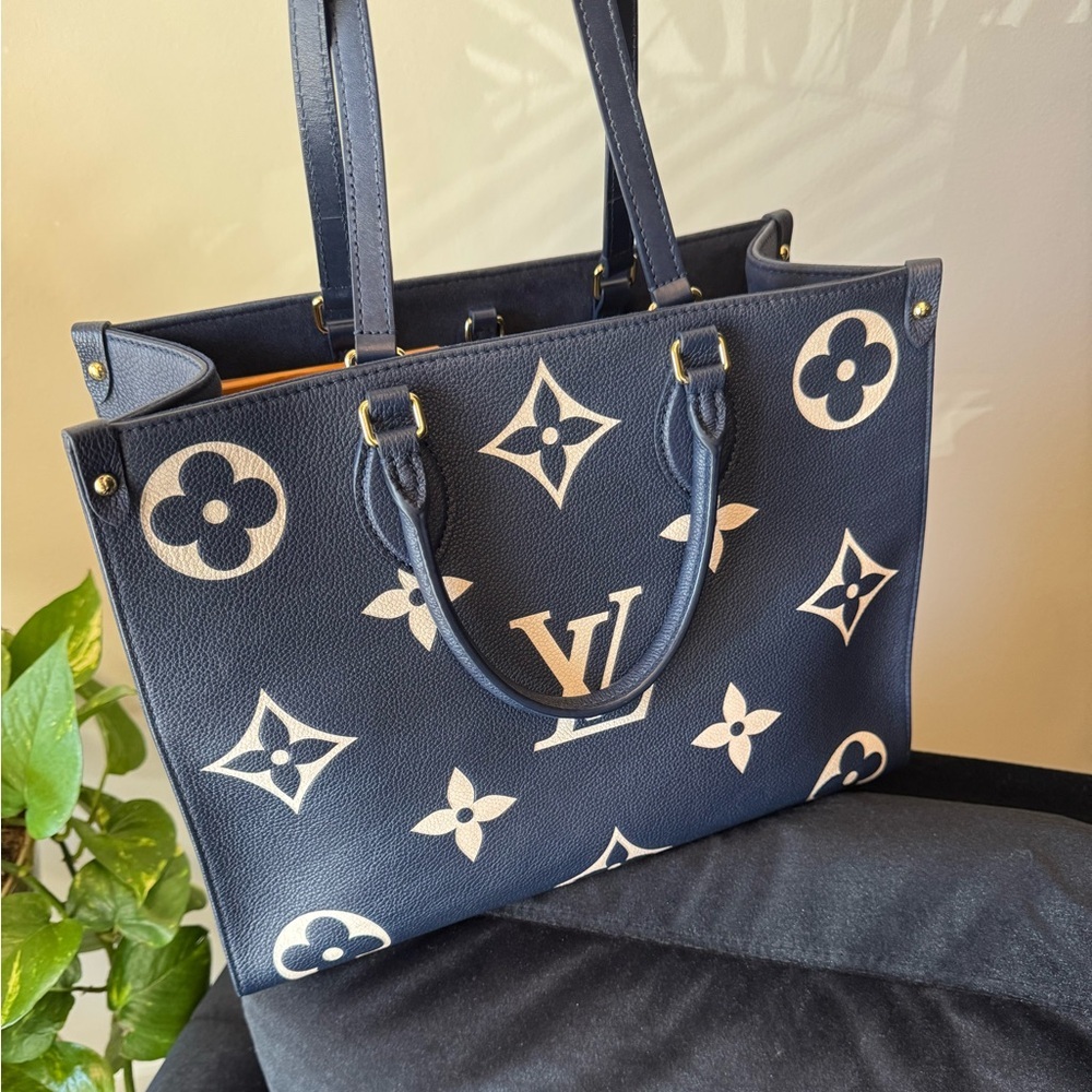 Louis Vuitton Blue and cream MM On the go. Excellent use condition